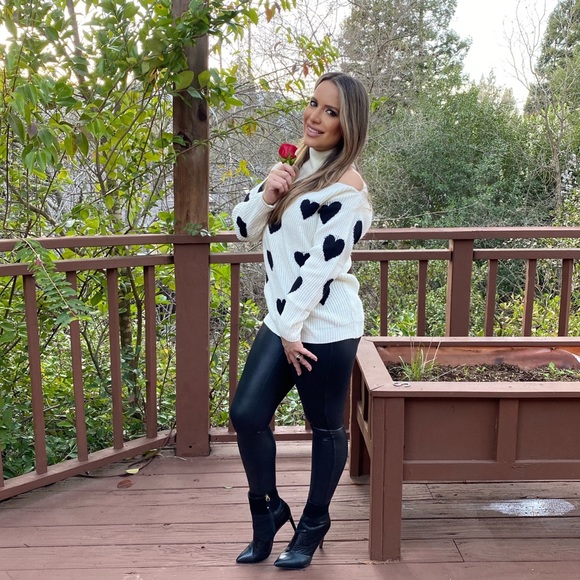 Cutout long sleeve hearts sweater (Perfect for Valentines) - Picture 2 of 2